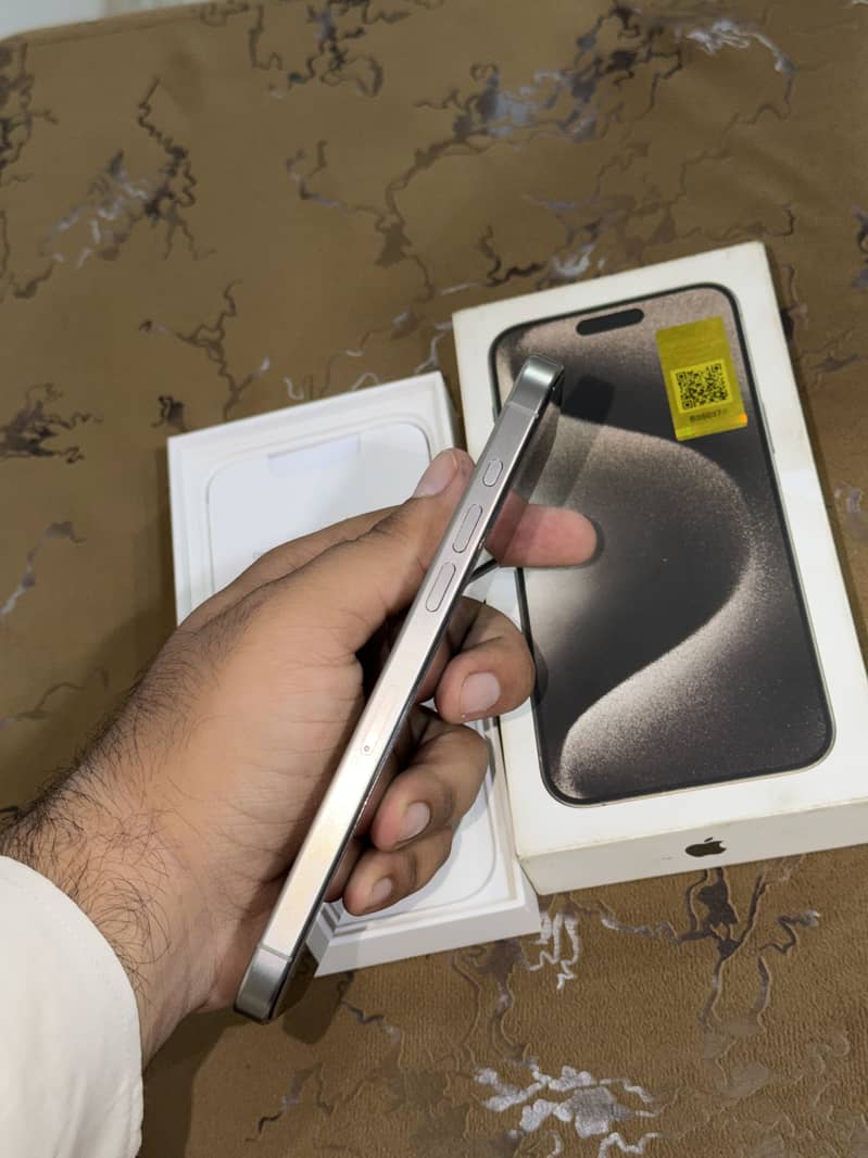 Apple iPhone 15 Pro Max 4