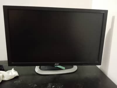 Desktop PC with 24 inch led key board mouse urgent sale 40000