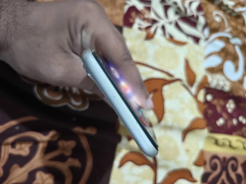 Apple iPhone 11 4