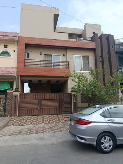 Good Location House Spread Over 5 Marla In Formanites Housing Scheme - Block J Available