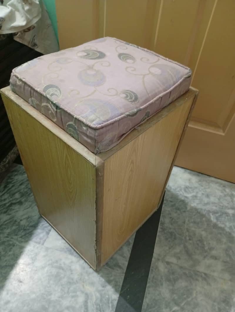 2 stools 0