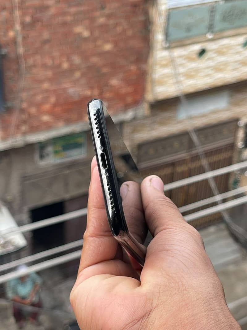 Apple iPhone X 4