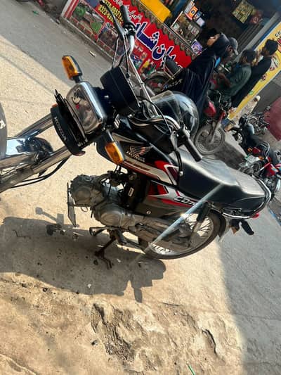 Cd 70 2025 model black 11000km