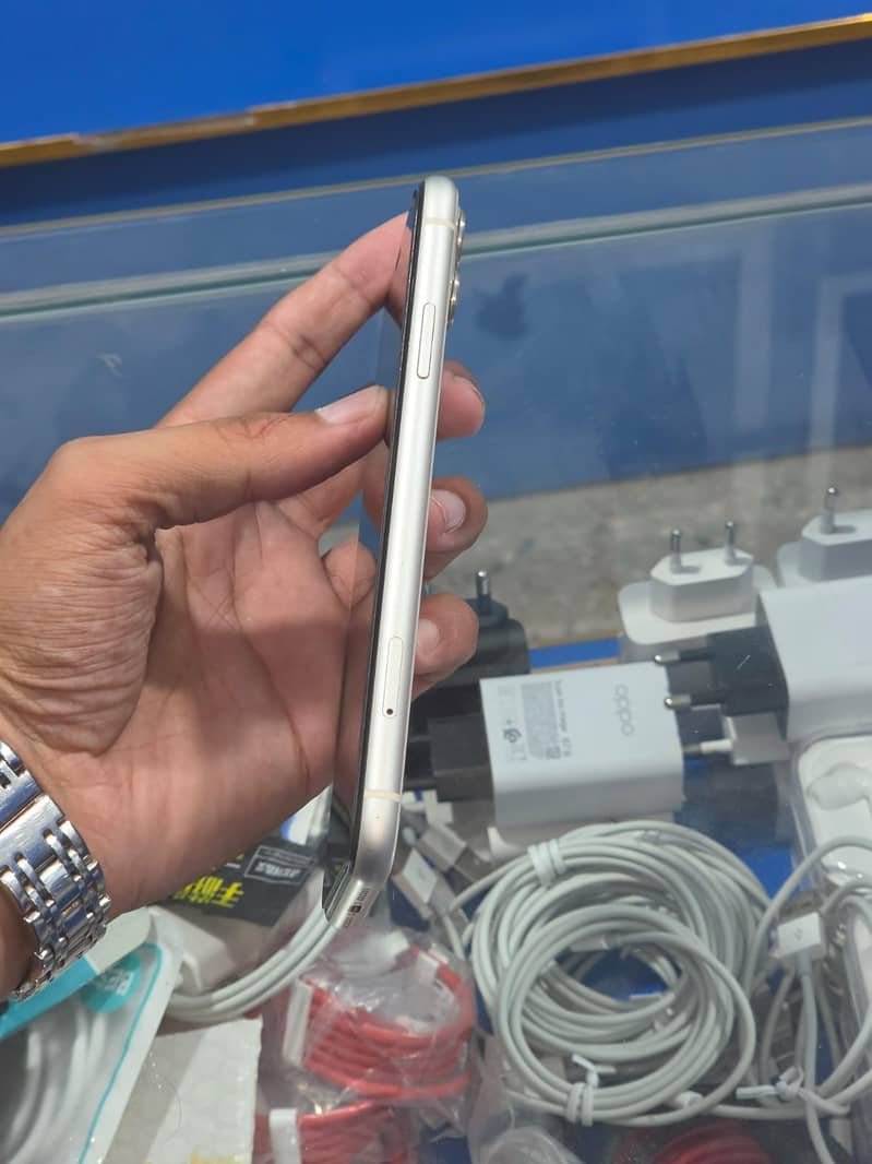 Apple iPhone 11 0
