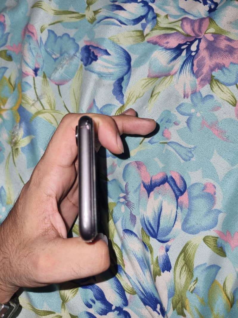 Apple iPhone 11 3