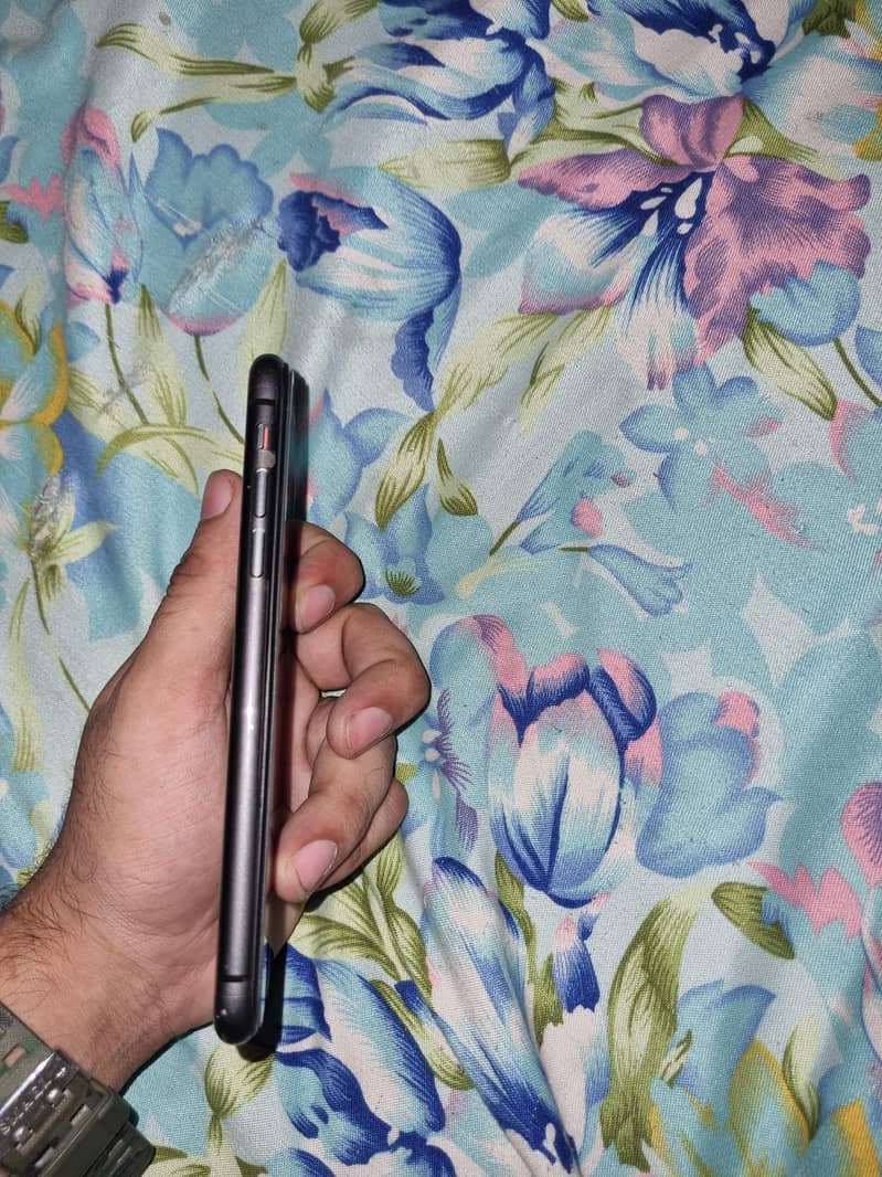 Apple iPhone 11 4