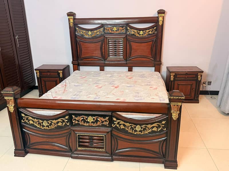 Bed with side tables 0