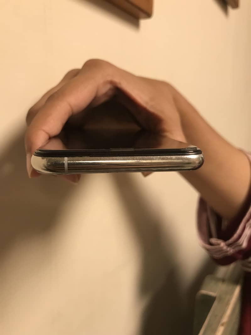 Apple iPhone XS 4