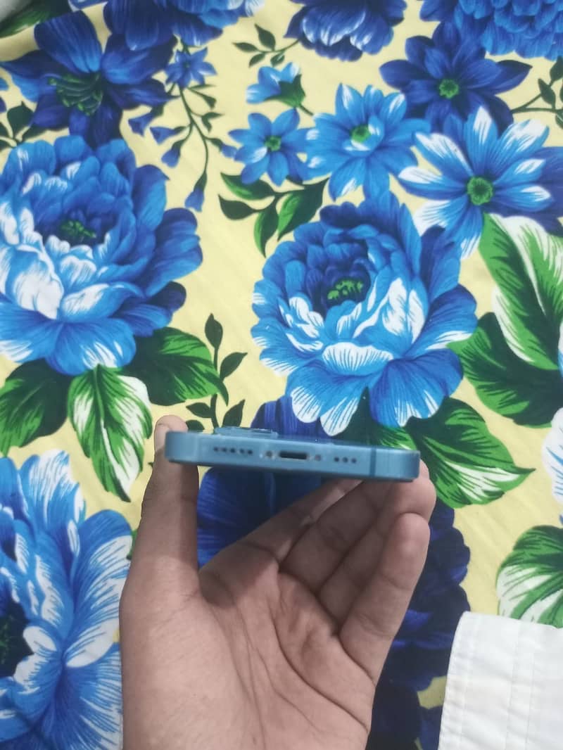 Apple iPhone 13 5