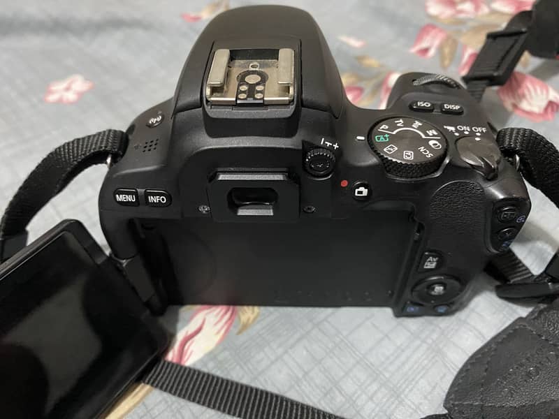 Canon EOS 200D mint condition 4