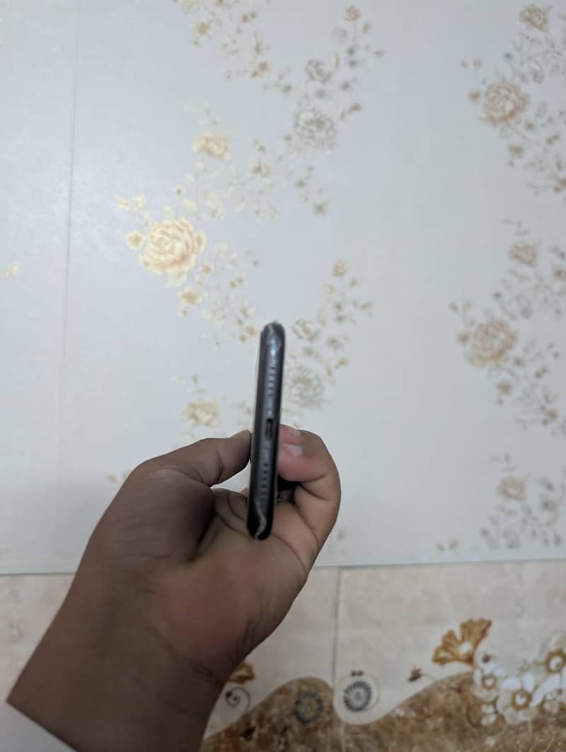 Apple iPhone 11 4