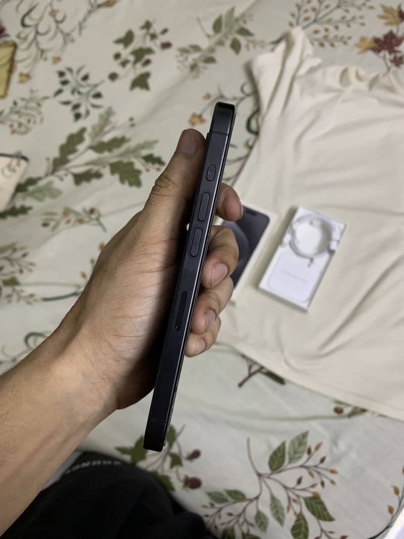 Apple iPhone 15 Pro 4