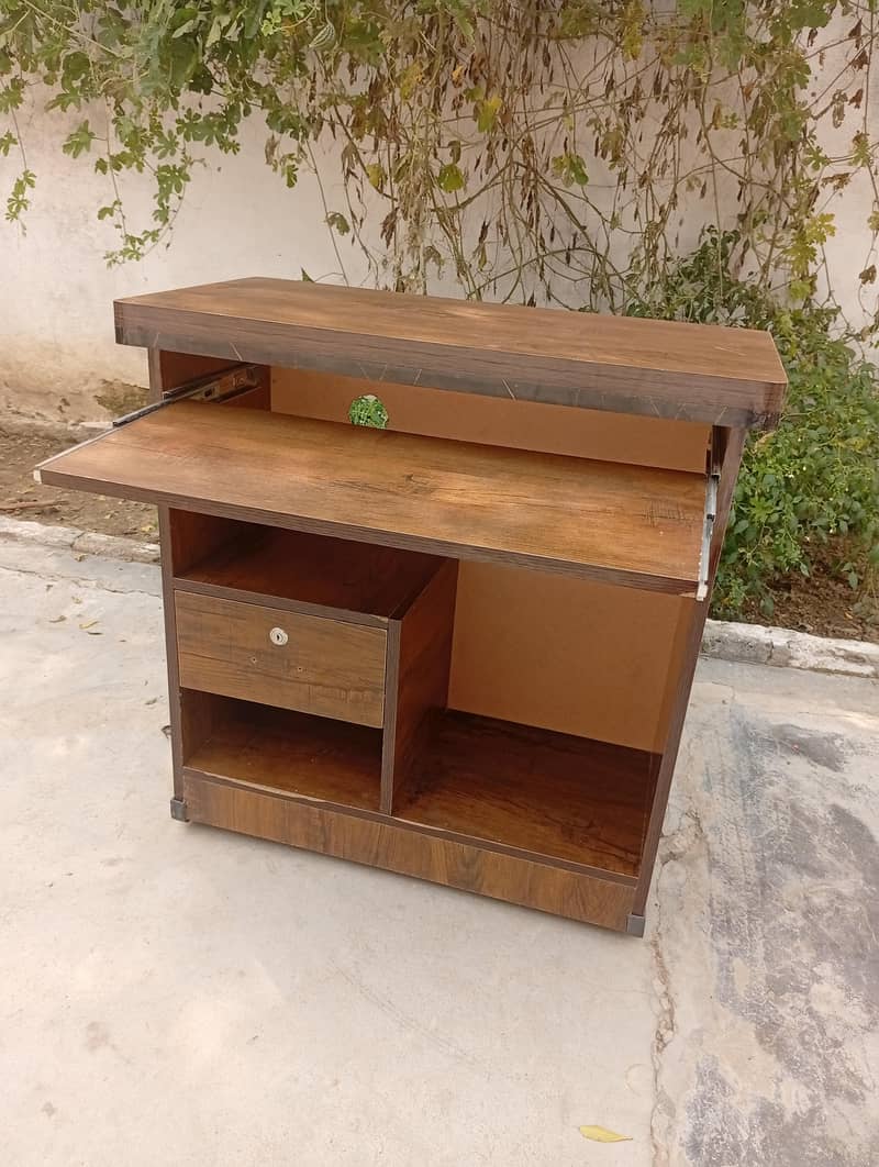 Computer Table 0