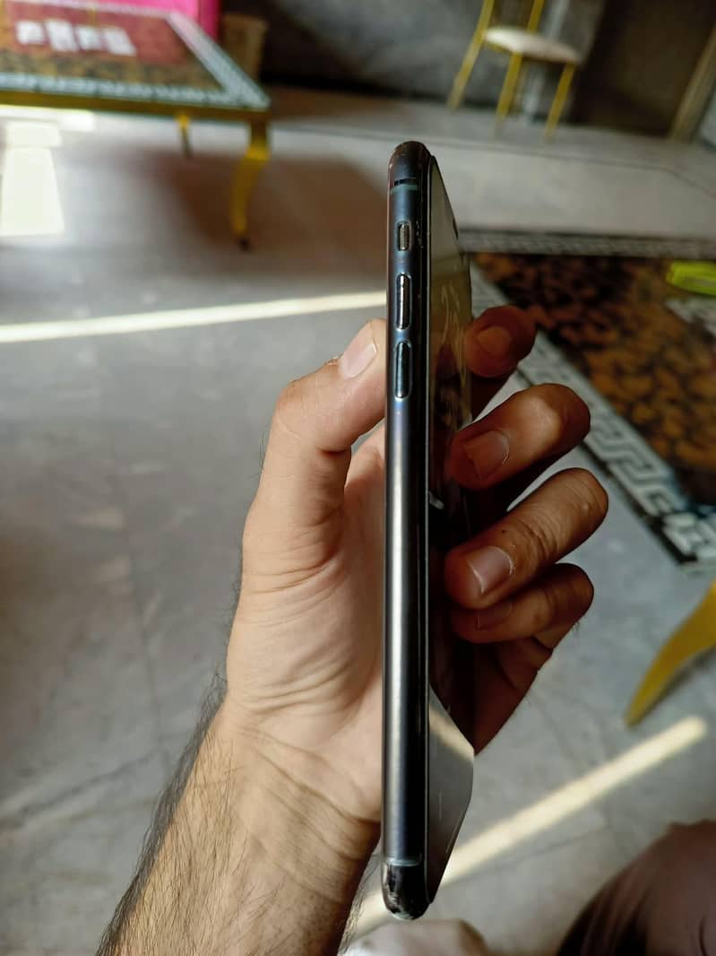 Apple iPhone 11 Pro Max 2