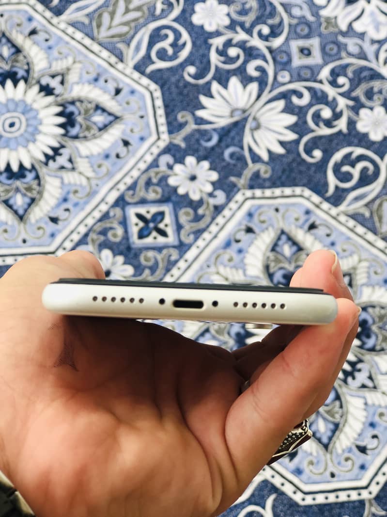 iPhone XR 1