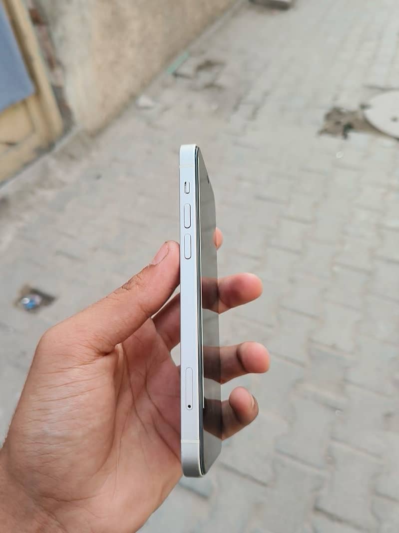 Apple iPhone 12 1