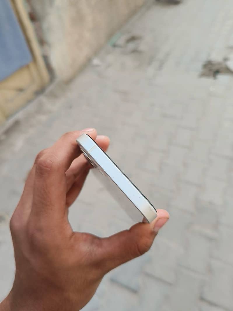 Apple iPhone 12 4