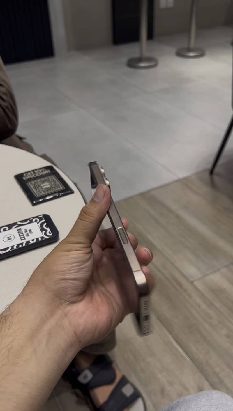 Apple iPhone 16 Pro Max 2