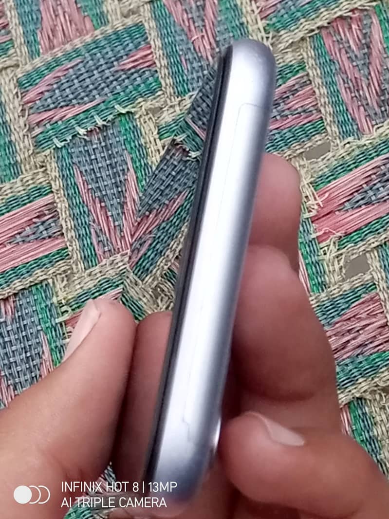 Apple iPhone 11 4