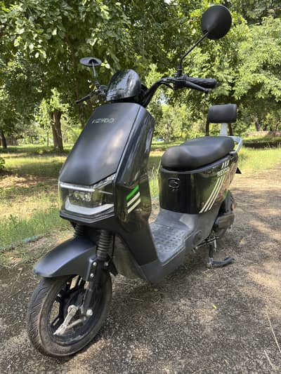 Revoo electric scooty medium size