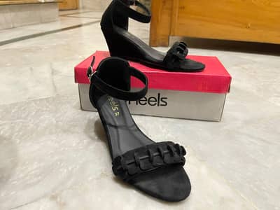 Ladies Sandals | Worn Only 1-2 Times | Like New