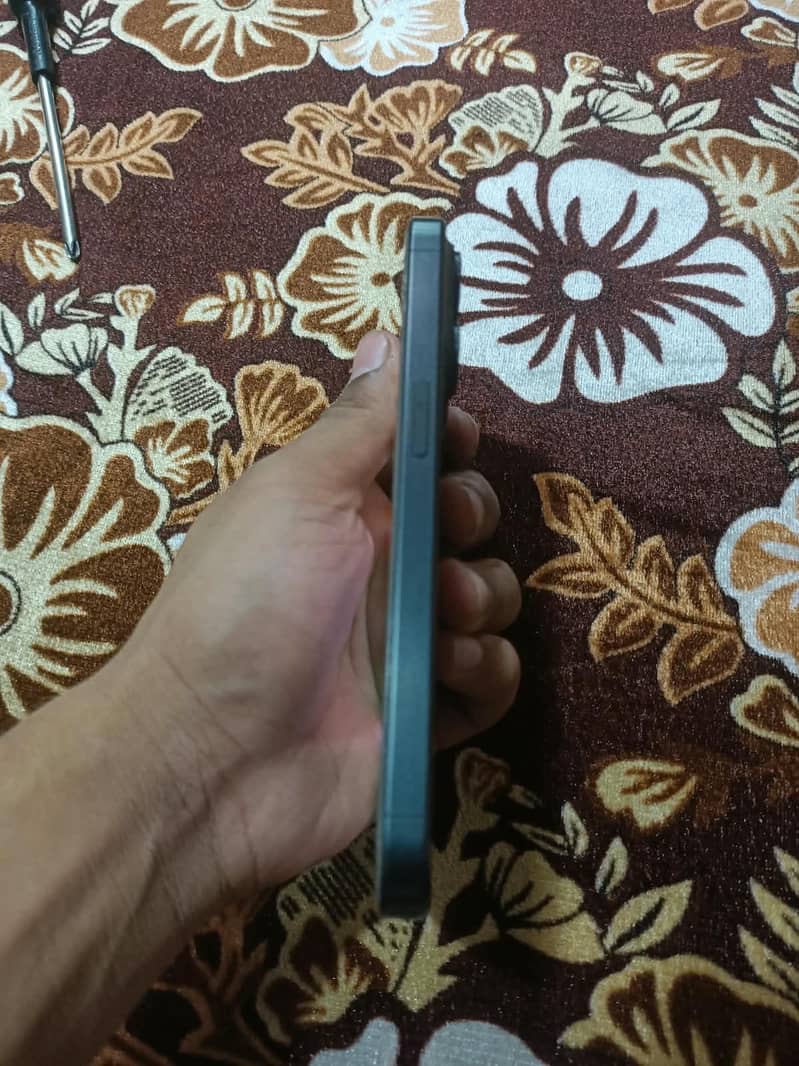 Apple iPhone 15 Pro 3