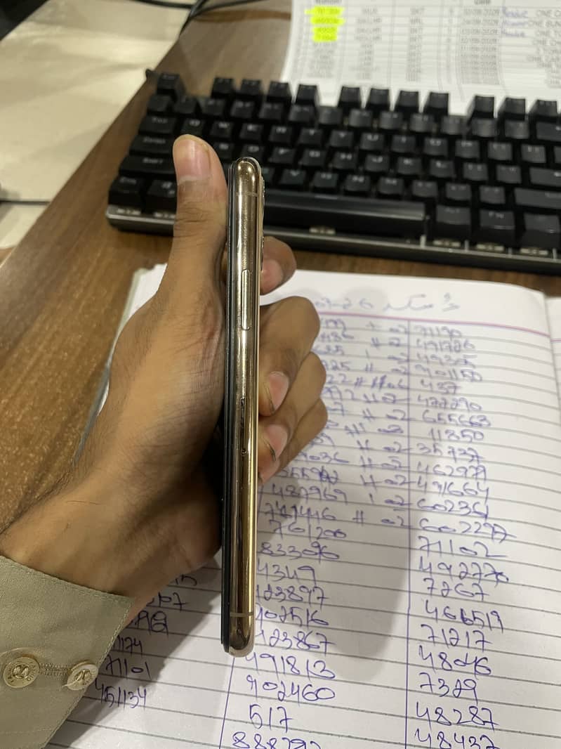Apple iPhone 11 Pro 4