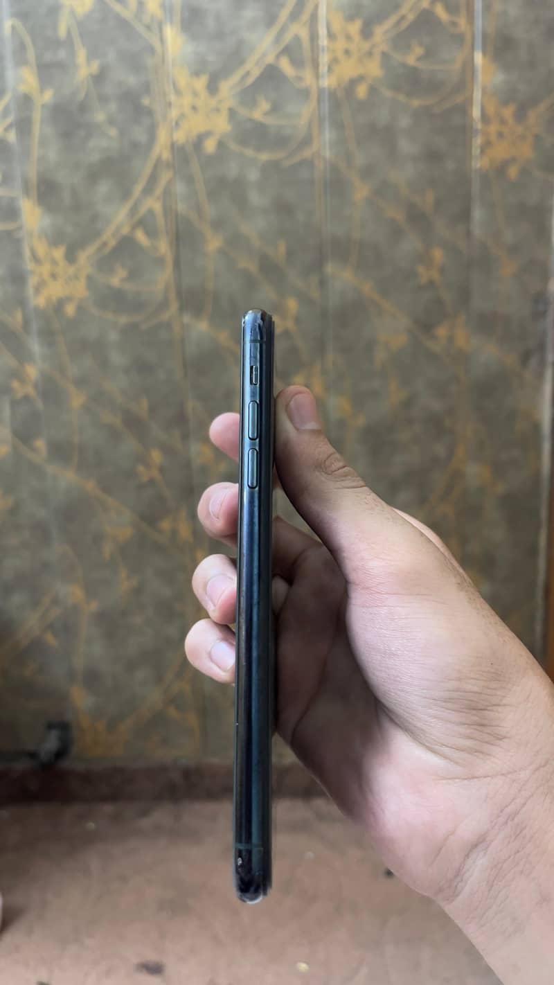 Apple iPhone 11 Pro Max 4