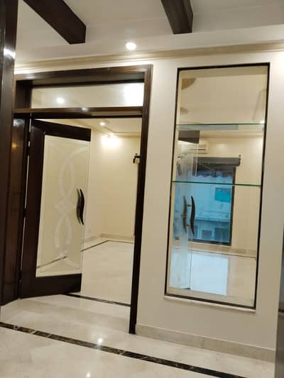 DHA 1 Kanal Facing Park VIP Upper Portion With Separate Gate For Rent In Phase 4 Block DD