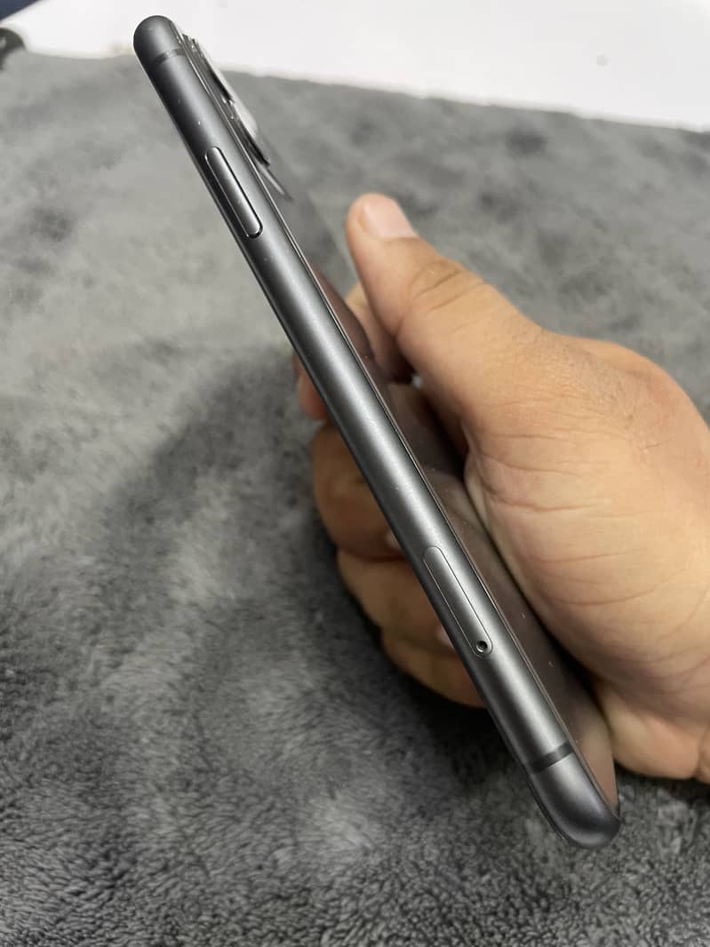 Apple iPhone 11 4