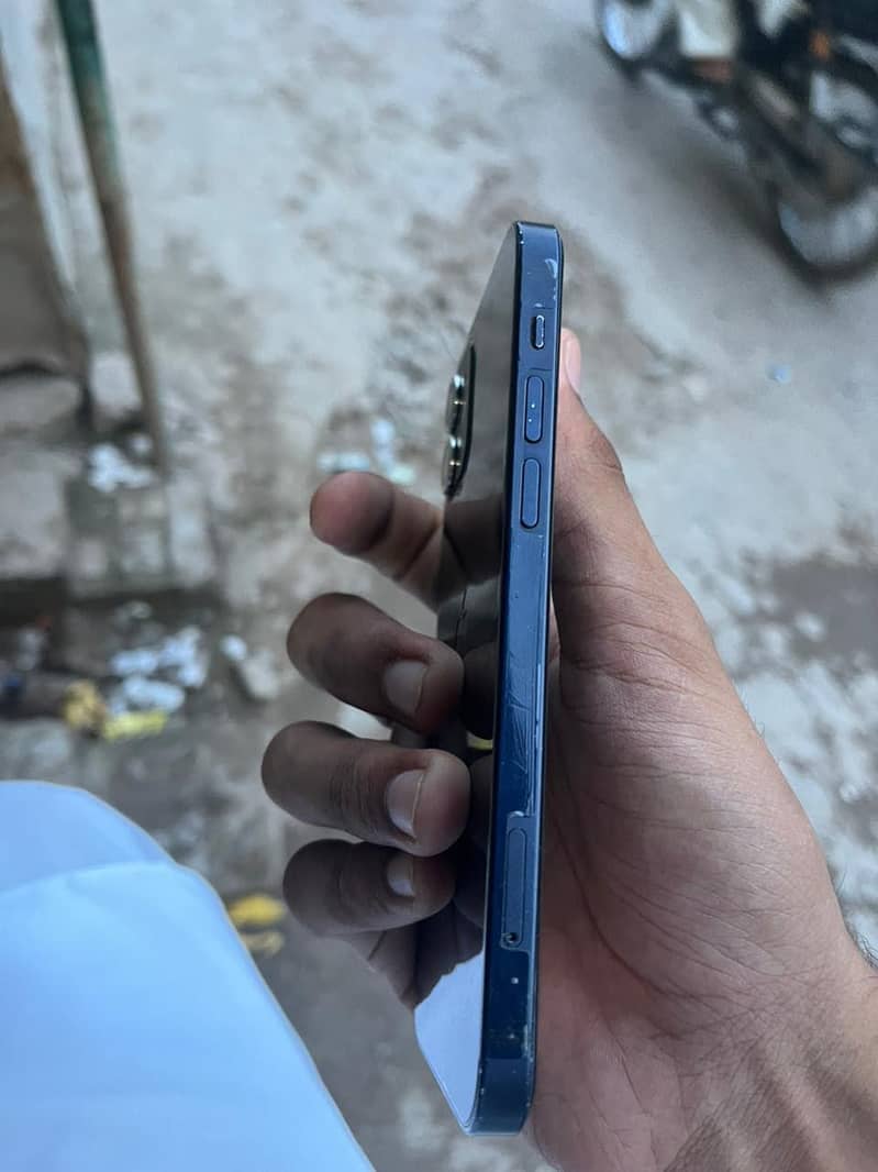 Apple iPhone 12 1