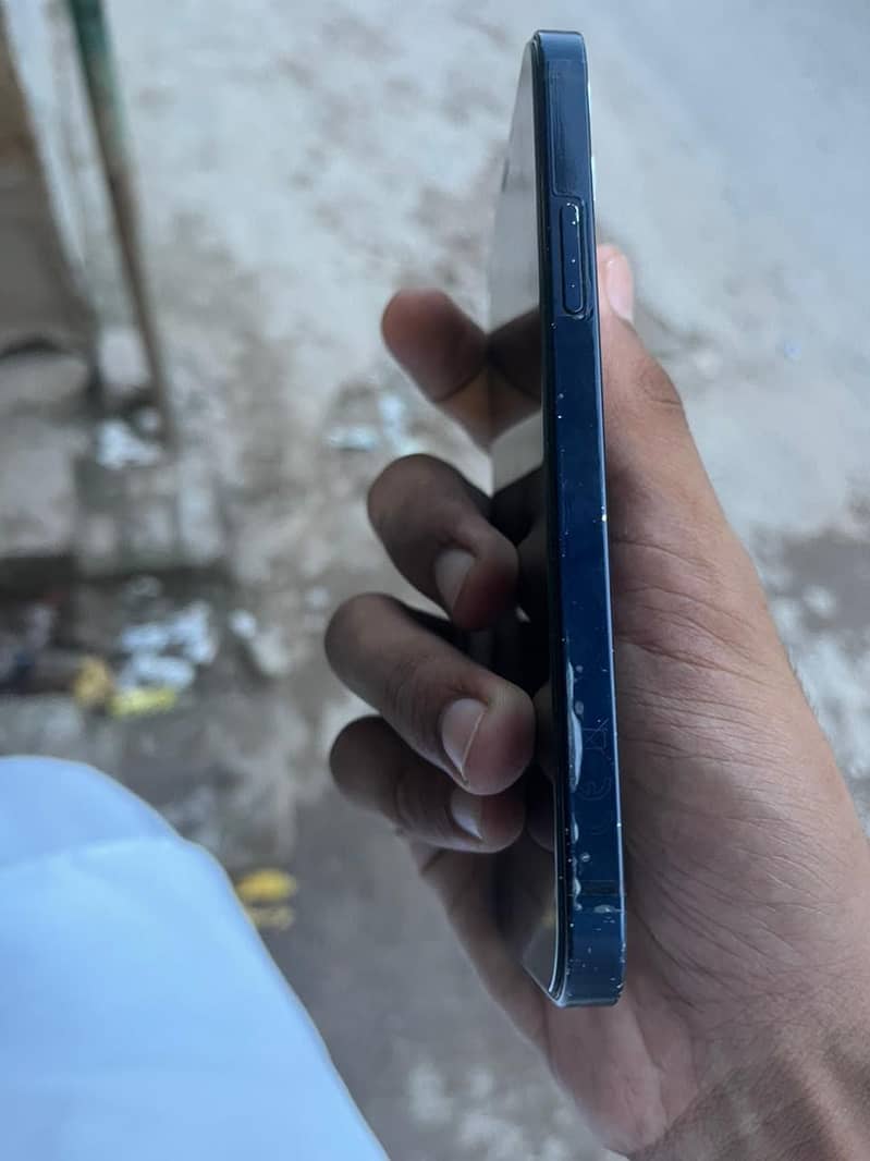 Apple iPhone 12 4