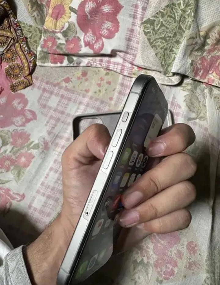 Apple iPhone 15 Pro 3