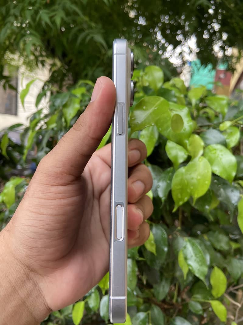 Apple iPhone 16 Pro Max 4