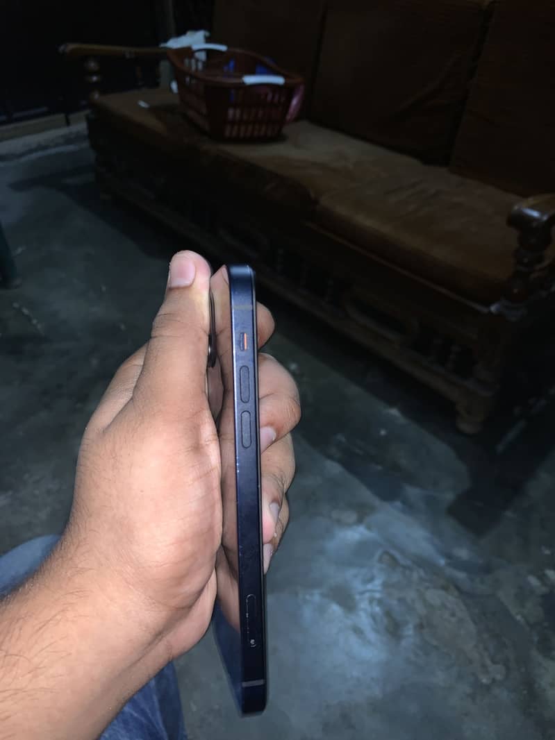 Apple iPhone 12 4