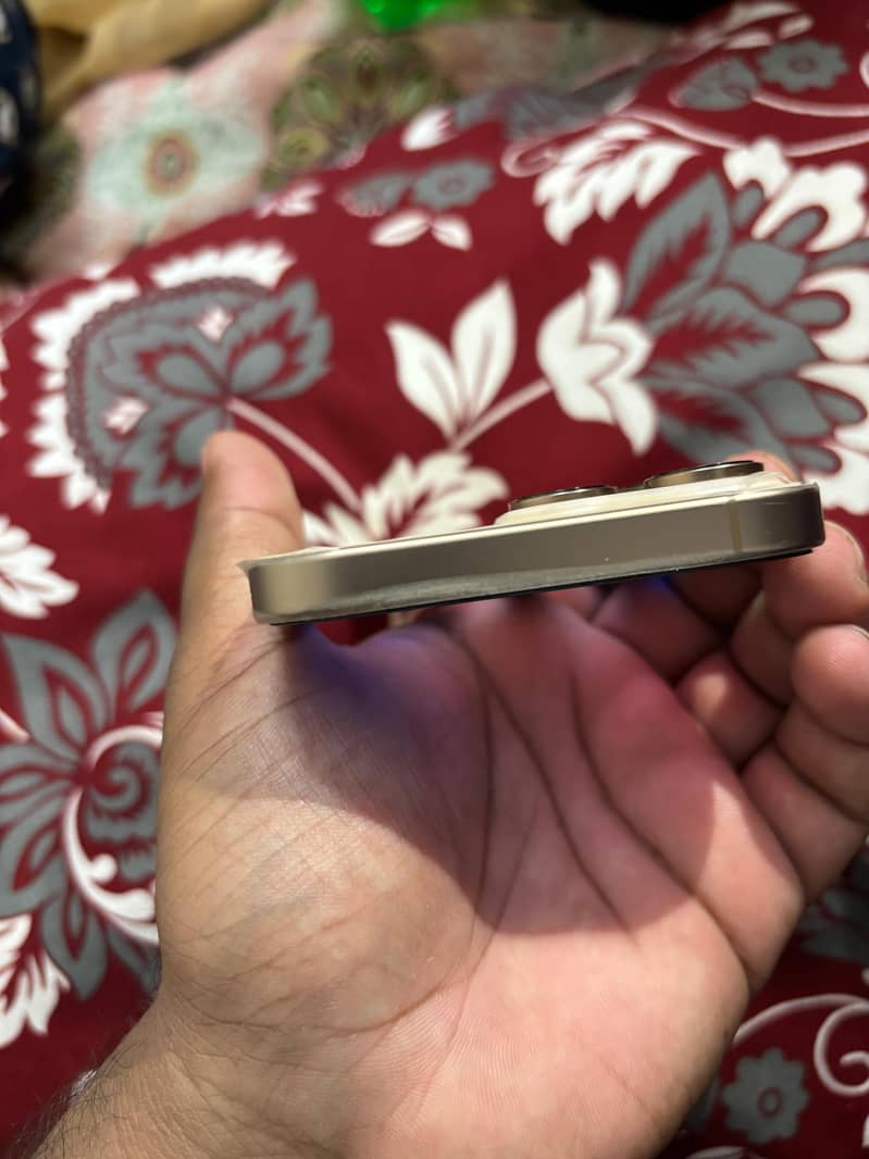 Apple iPhone 16 Pro Max 0