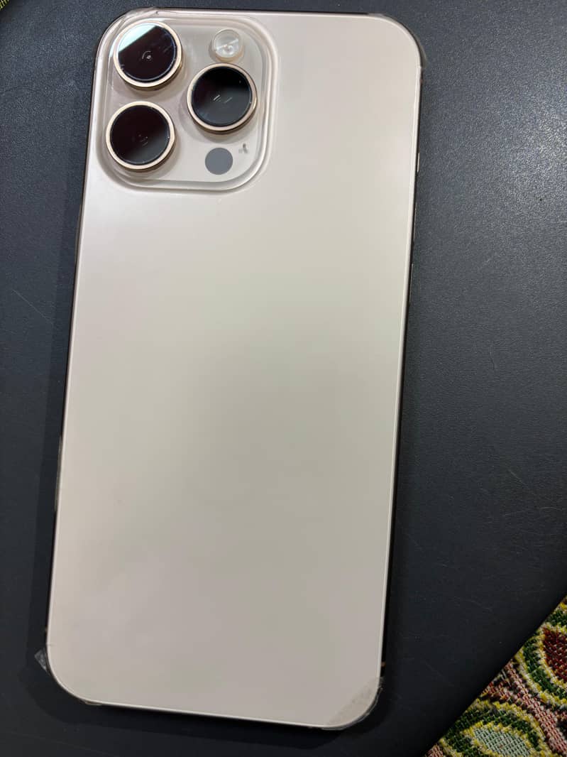 Apple iPhone 16 Pro Max 4