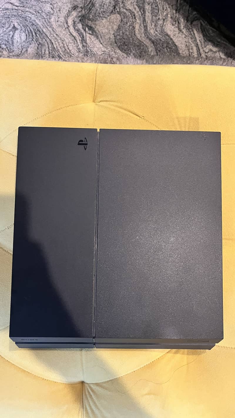 PS4 Fat edition with 2 controller 0