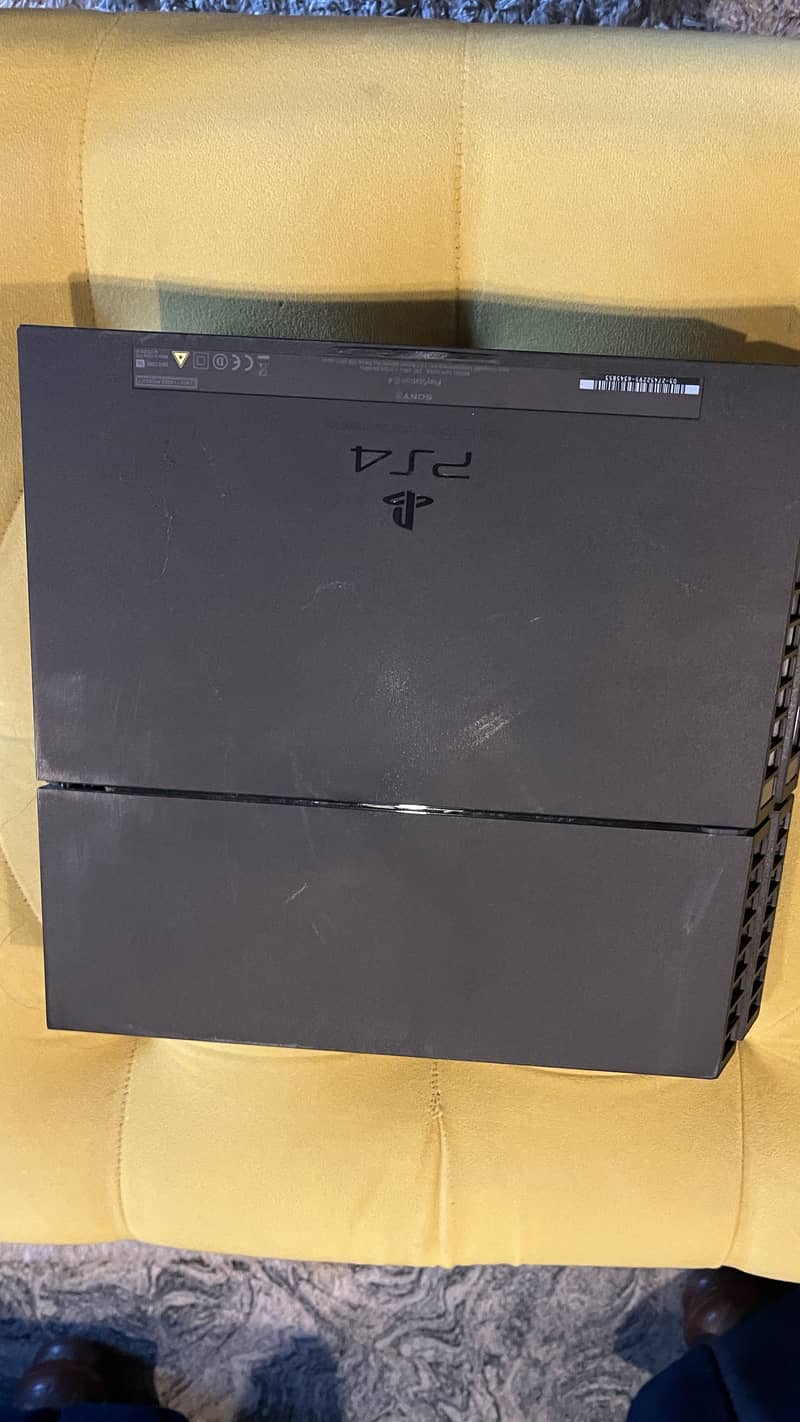 PS4 Fat edition with 2 controller 2