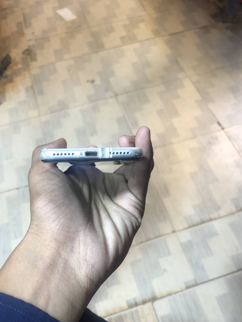 Apple iPhone SE 10