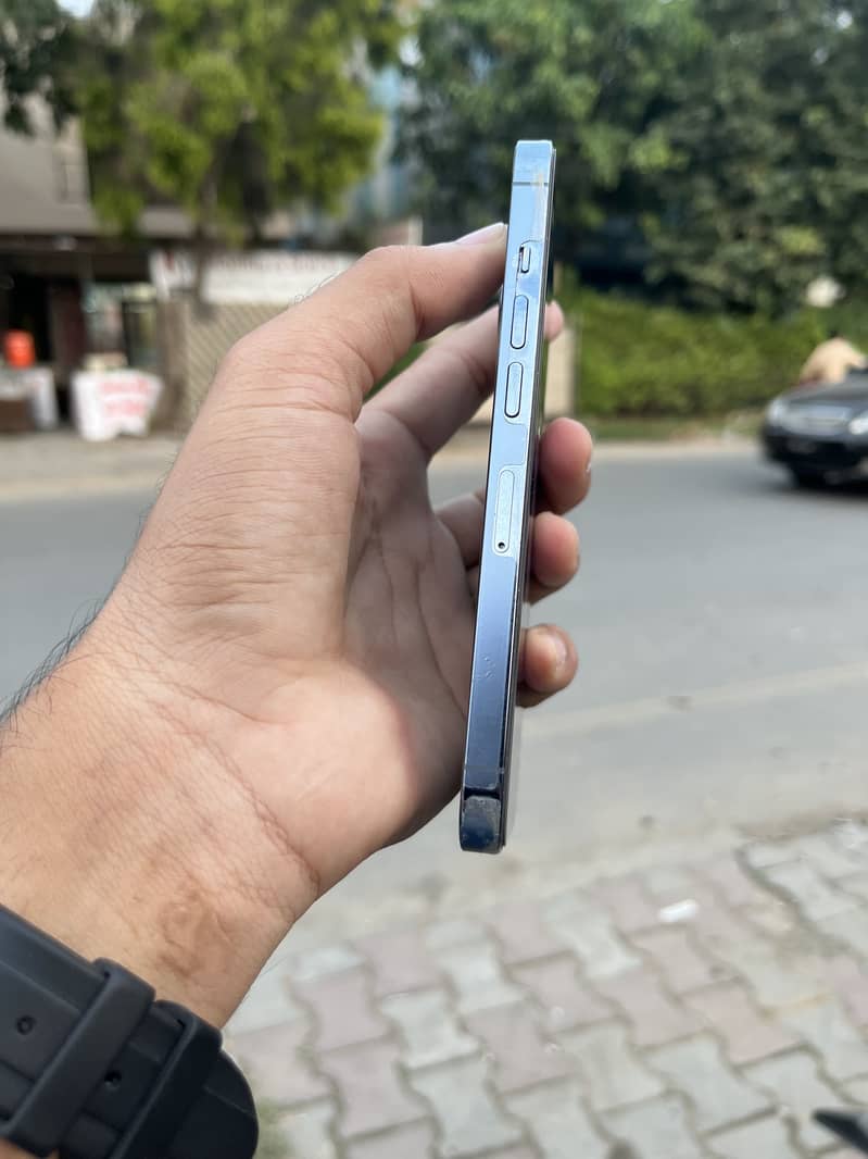 Apple iPhone 13 Pro 4