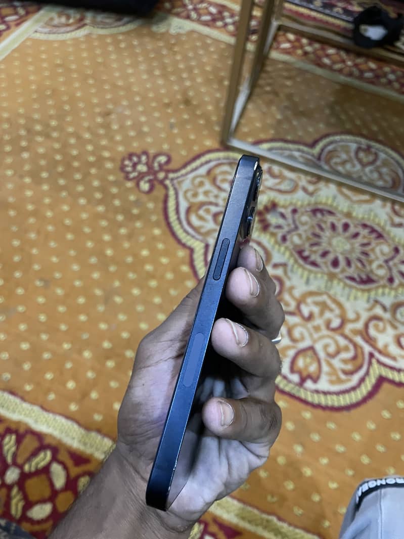 Apple iPhone 13 2
