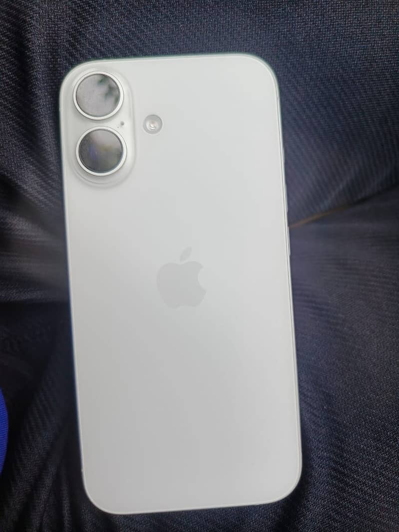 Apple iPhone 16 2