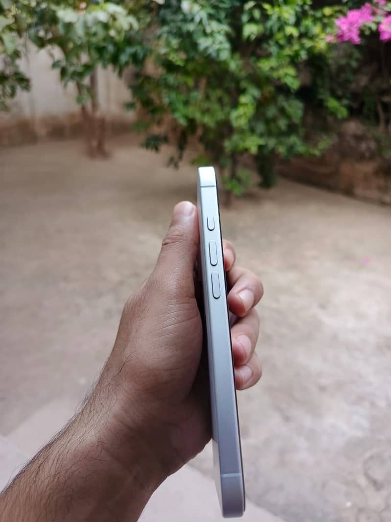 Apple iPhone 16 4