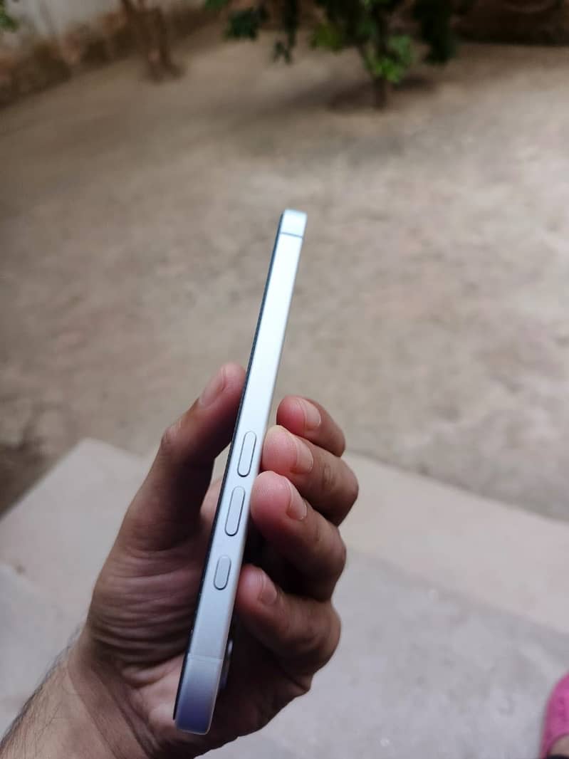 Apple iPhone 16 5