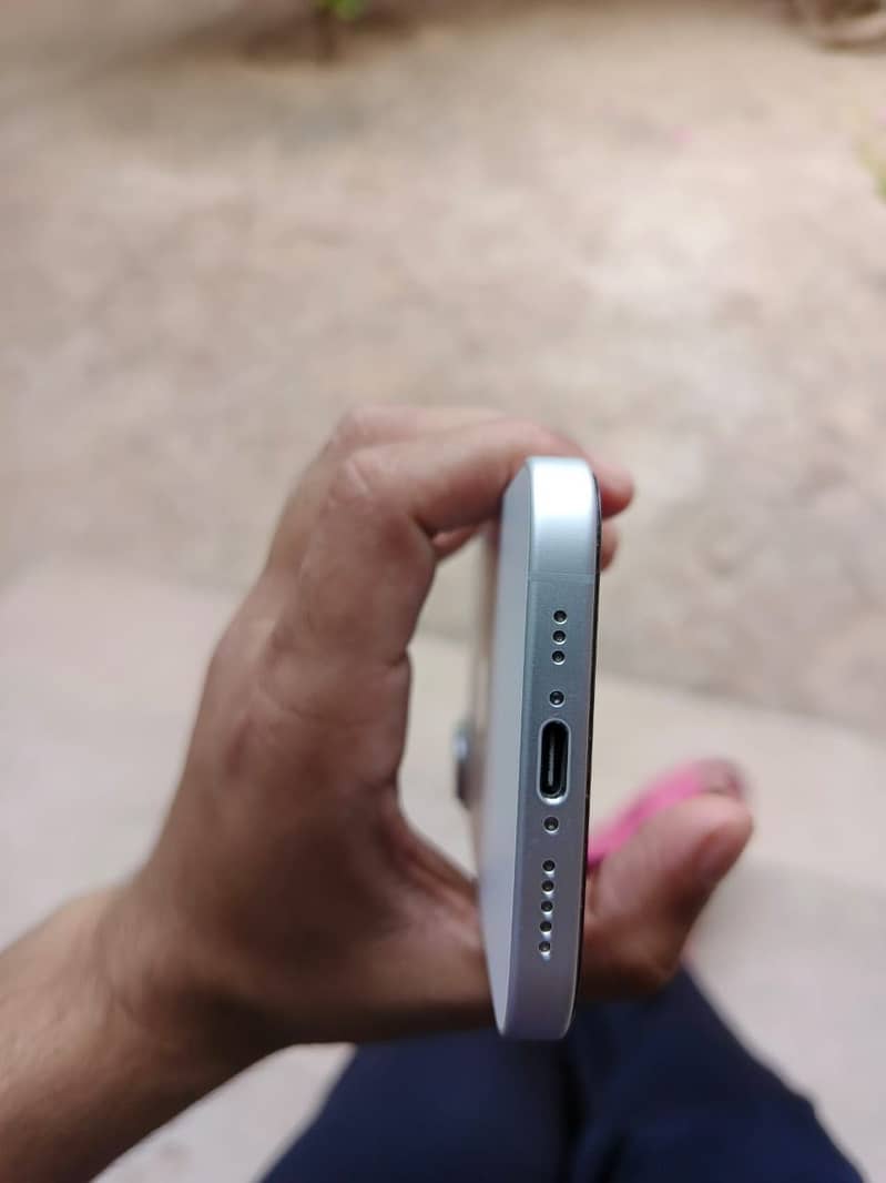 Apple iPhone 16 6