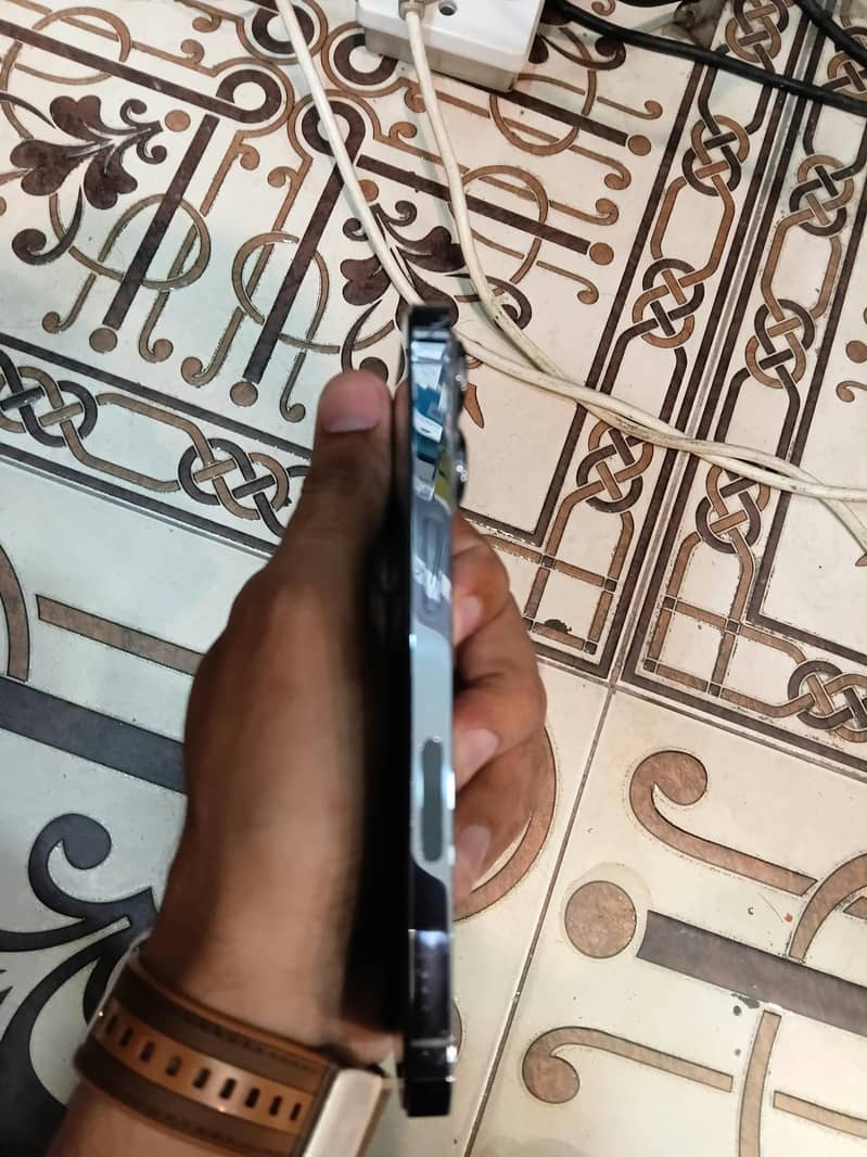 Apple iPhone 13 Pro 1