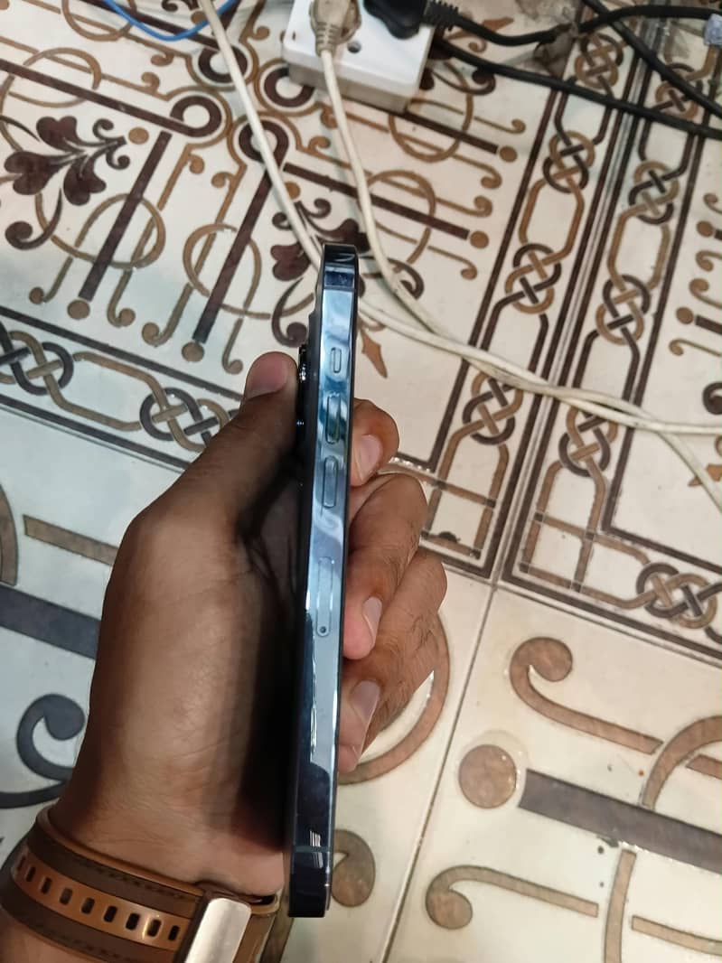 Apple iPhone 13 Pro 2