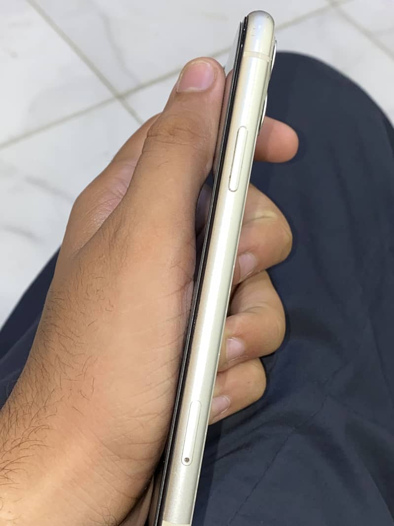 Apple iPhone 11 4