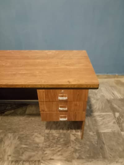 Office Executive table new condition 10/10 for sell.